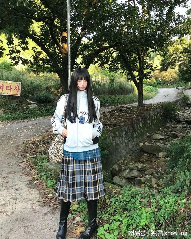 白色运动服搭配可子长裙潮酷十足气质完美开元体育平台(图1)
