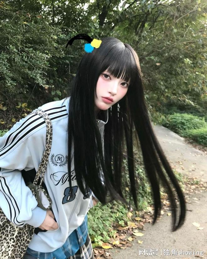 白色运动服搭配可子长裙潮酷十足气质完美开元体育平台(图2)