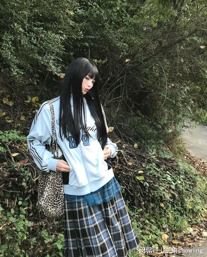 白色运动服搭配可子长裙潮酷十足气质完美开元体育平台(图3)