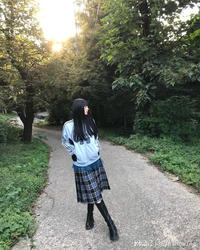 白色运动服搭配可子长裙潮酷十足气质完美开元体育平台(图4)