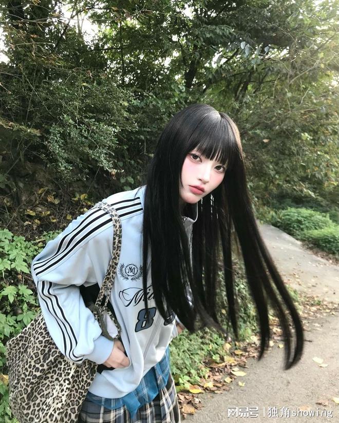 白色运动服搭配可子长裙潮酷十足气质完美开元体育平台(图6)