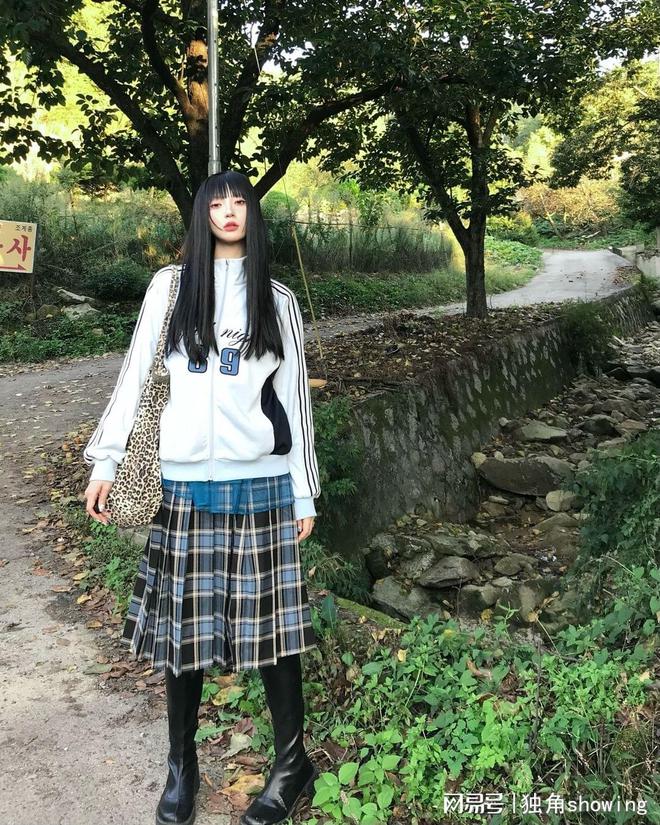 白色运动服搭配可子长裙潮酷十足气质完美开元体育平台(图5)