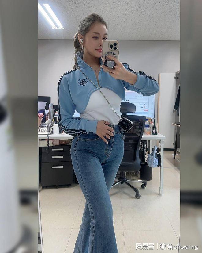青春运动风来袭浅蓝色运动服搭配牛仔裤时尚又舒适(图5)