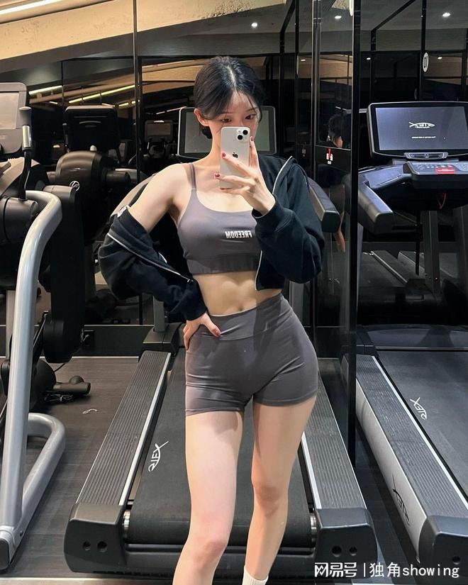 开元体育平台清新自然的完美身姿黑色短款运动装咖啡色健身套装如何搭配(图3)