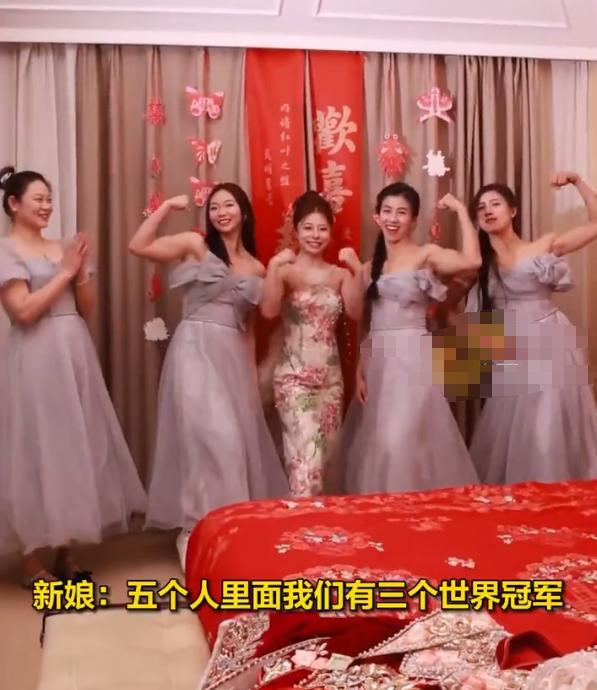 女教师结婚现场秀肌肉 力量与美感并存(图2)