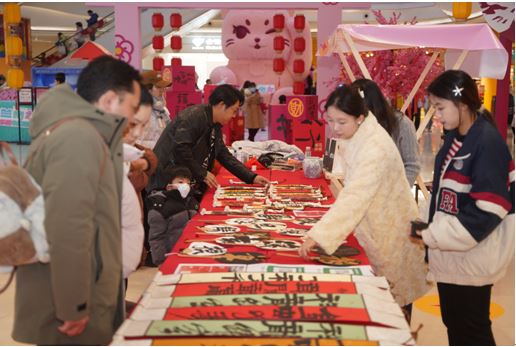 写春联送福袋非遗演出 2025银泰百货超600场活动迎新春(图1)