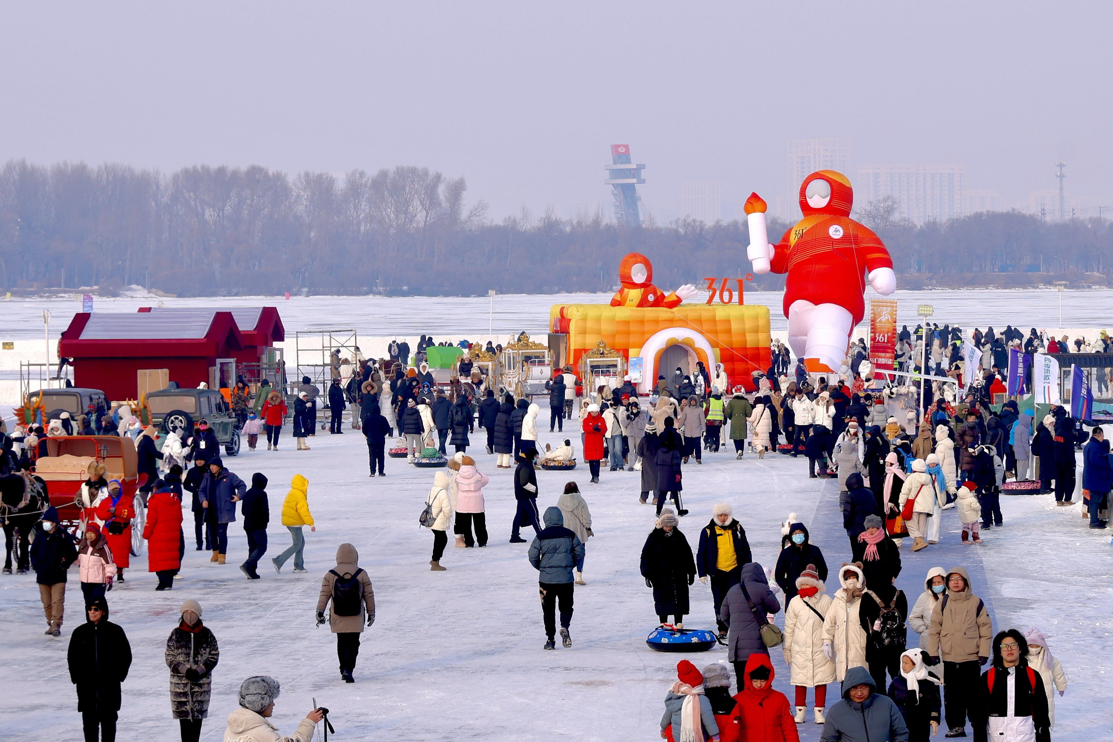 哈尔滨冰雪狂欢新地标：361度“热雪开动”主题快闪店亮相冰雪嘉年华(图1)