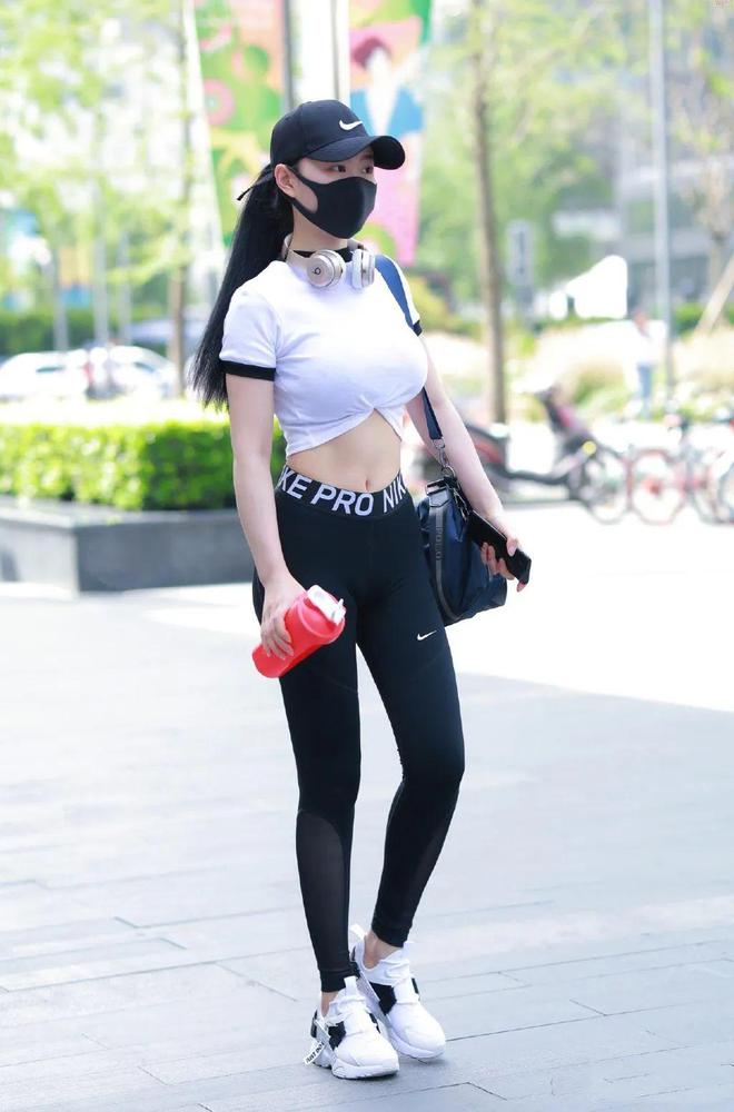 开元体育官网女生穿运动穿搭展现“纤细腰线”风格时尚浪漫(图1)
