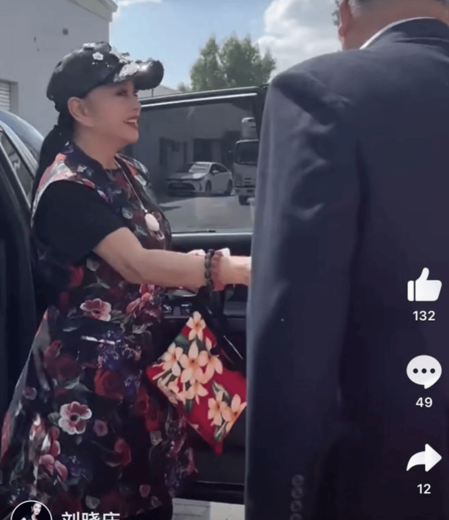 刘晓庆美到国外去了穿连衣裙配运动鞋青春逼人(图1)