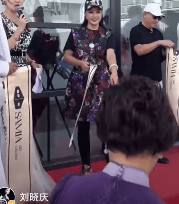 刘晓庆美到国外去了穿连衣裙配运动鞋青春逼人(图3)