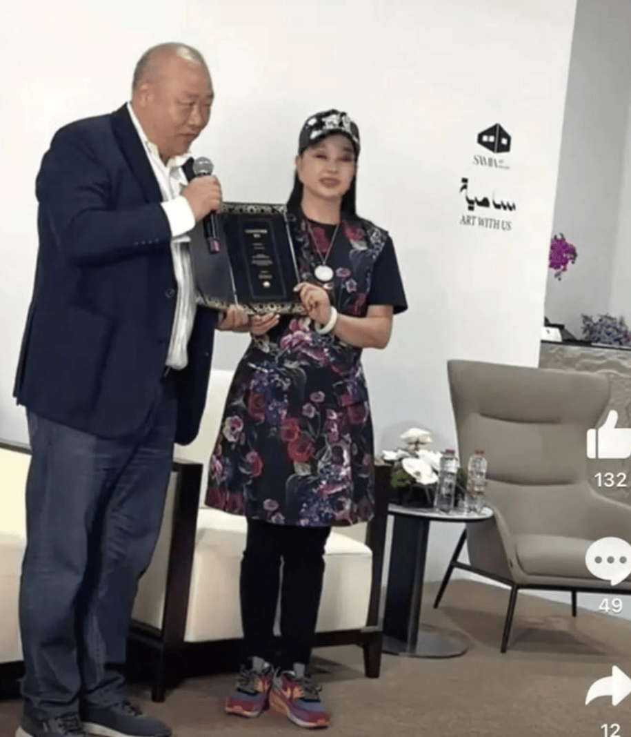 刘晓庆美到国外去了穿连衣裙配运动鞋青春逼人(图4)