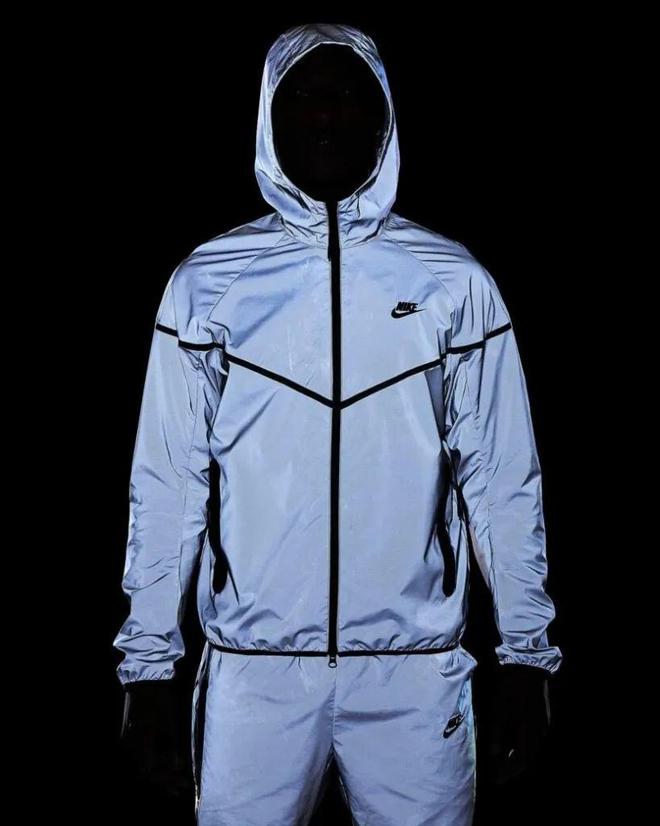 帅吗？全身3M反光「Nike运动服」曝光土High夜店回头率拉满(图4)