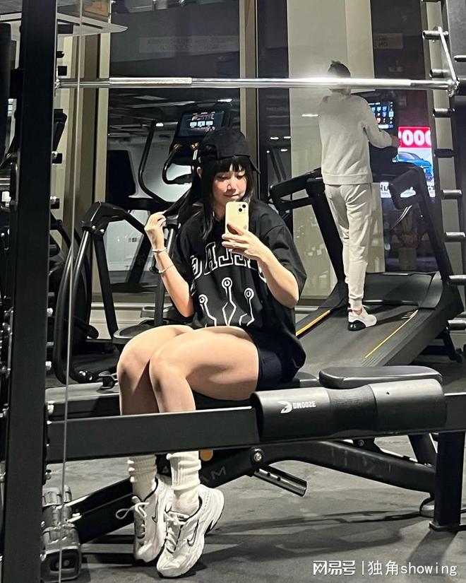 春节必备运动卫衣搭配短裤青春活力一秒UP(图5)