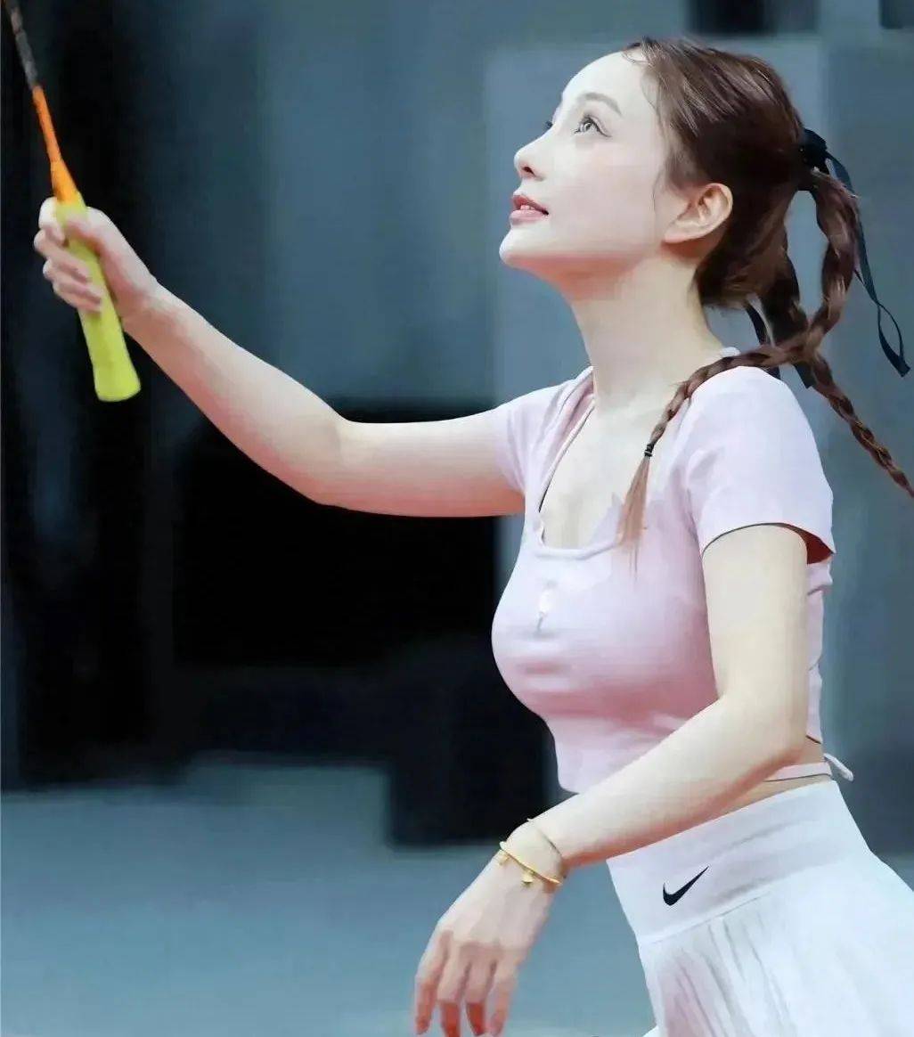 43岁李小璐穿紧身衣打羽毛球身材饱满少女感十足被娱乐圈开除后她成了最快活的人(图1)