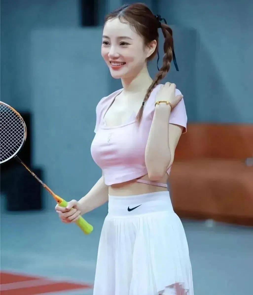 43岁李小璐穿紧身衣打羽毛球身材饱满少女感十足被娱乐圈开除后她成了最快活的人(图2)