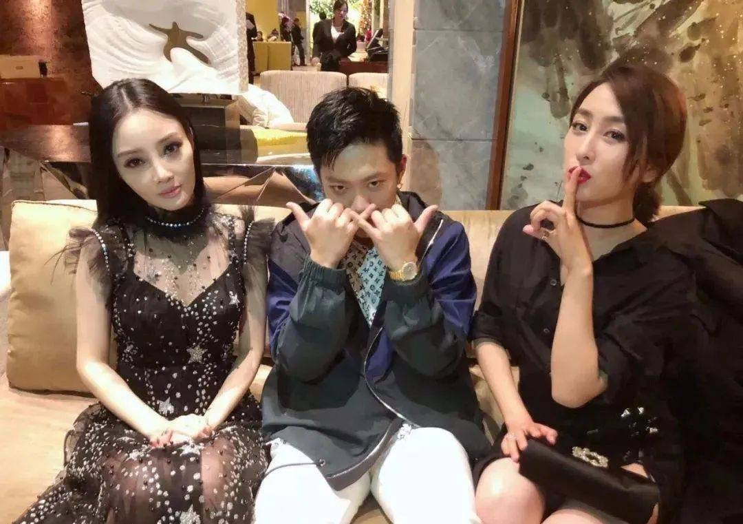 43岁李小璐穿紧身衣打羽毛球身材饱满少女感十足被娱乐圈开除后她成了最快活的人(图3)
