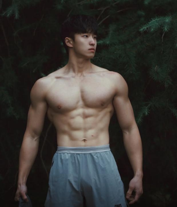 开元体育APP24岁南京大四模特E杯胸肌搓衣板腹肌这身材让人直呼绝绝子(图5)