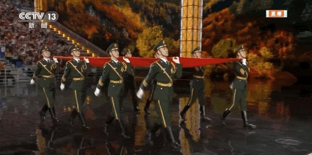 开元体育APP被亚冬会开幕式的中国美学惊到了 冰雪与红旗惊艳同框(图1)