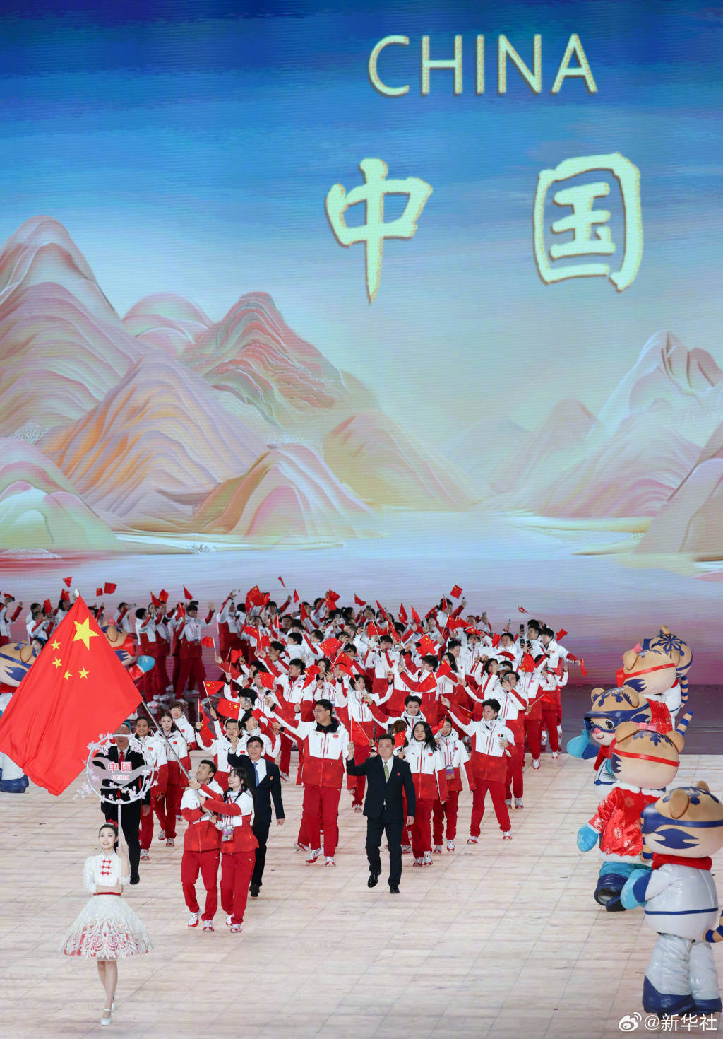 图集｜亚冬会开幕：今晚的“尔滨”热气腾腾(图8)