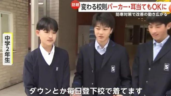 日本遇最强寒流女生却还是光腿穿短裙上学：学校不让多穿？(图9)