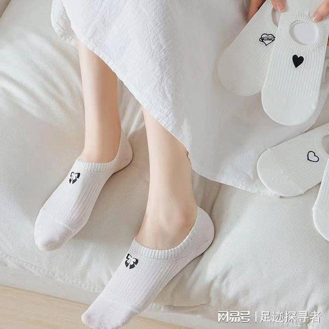 白色短袜女神之选：清新优雅的时尚密码(图1)