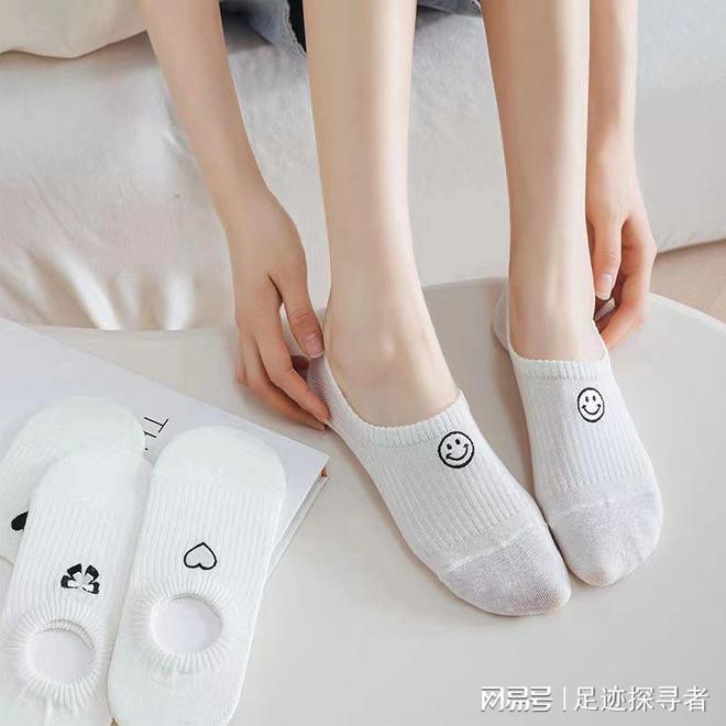 白色短袜女神之选：清新优雅的时尚密码(图2)