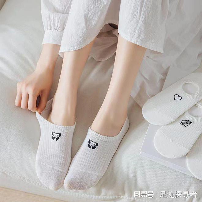 白色短袜女神之选：清新优雅的时尚密码(图5)