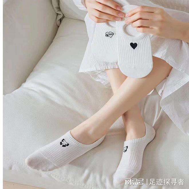 白色短袜女神之选：清新优雅的时尚密码(图4)