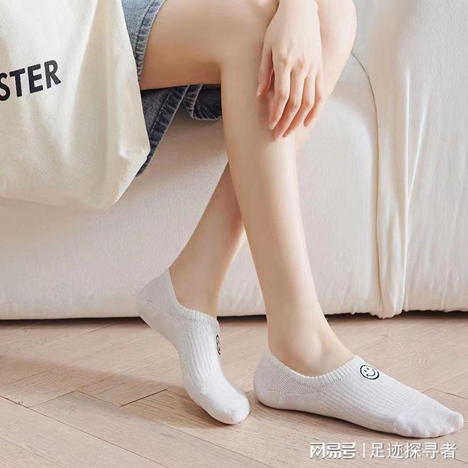 白色短袜女神之选：清新优雅的时尚密码(图3)