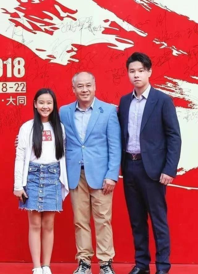 李宁与儿女合影60岁的他老态龙钟女儿甜美可爱儿子气质随爸(图2)