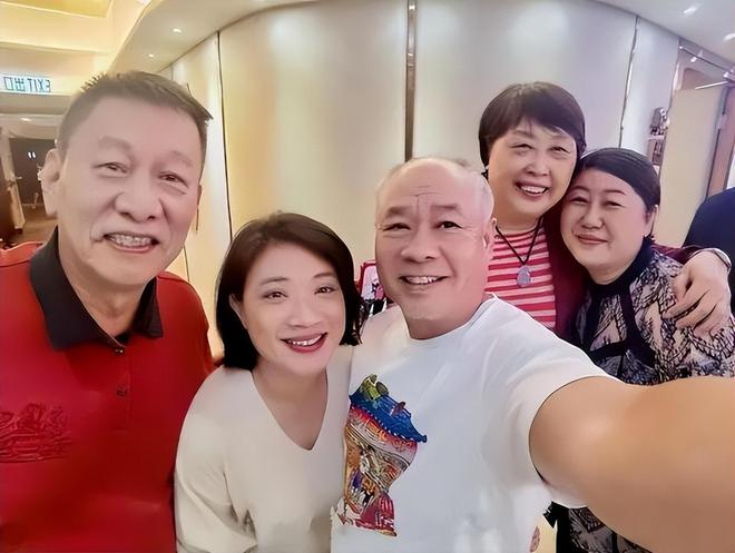 李宁与儿女合影60岁的他老态龙钟女儿甜美可爱儿子气质随爸(图3)
