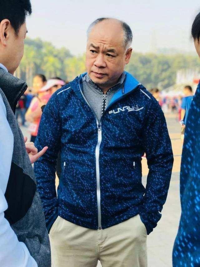 李宁与儿女合影60岁的他老态龙钟女儿甜美可爱儿子气质随爸(图4)