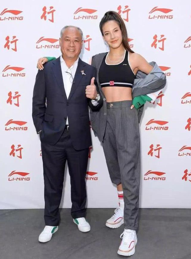 李宁与儿女合影60岁的他老态龙钟女儿甜美可爱儿子气质随爸(图5)