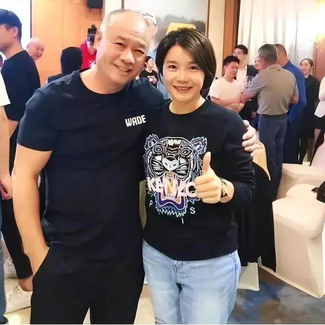 李宁与儿女合影60岁的他老态龙钟女儿甜美可爱儿子气质随爸(图6)