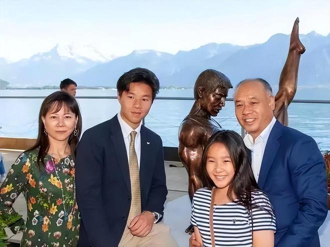李宁与儿女合影60岁的他老态龙钟女儿甜美可爱儿子气质随爸(图7)