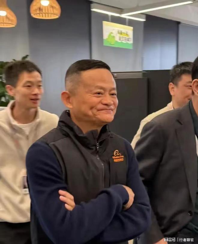 马云空降阿里园区穿黑色冲锋衣红光满开元体育平台面员工们见到他反应雀跃(图1)