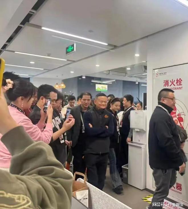 马云空降阿里园区穿黑色冲锋衣红光满开元体育平台面员工们见到他反应雀跃(图5)
