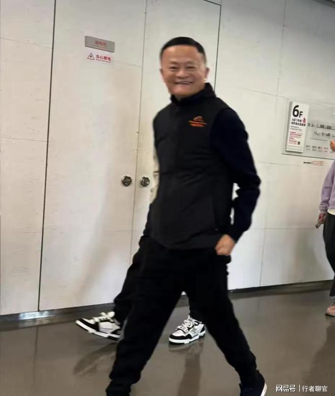 马云空降阿里园区穿黑色冲锋衣红光满开元体育平台面员工们见到他反应雀跃(图3)