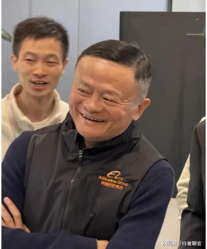 马云空降阿里园区穿黑色冲锋衣红光满开元体育平台面员工们见到他反应雀跃(图6)