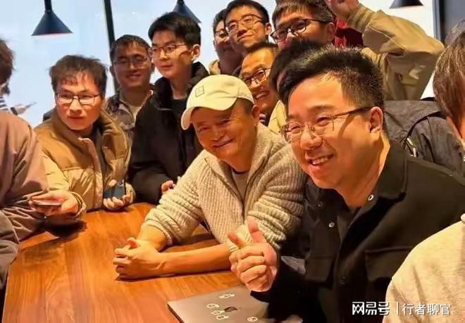 马云空降阿里园区穿黑色冲锋衣红光满开元体育平台面员工们见到他反应雀跃(图8)