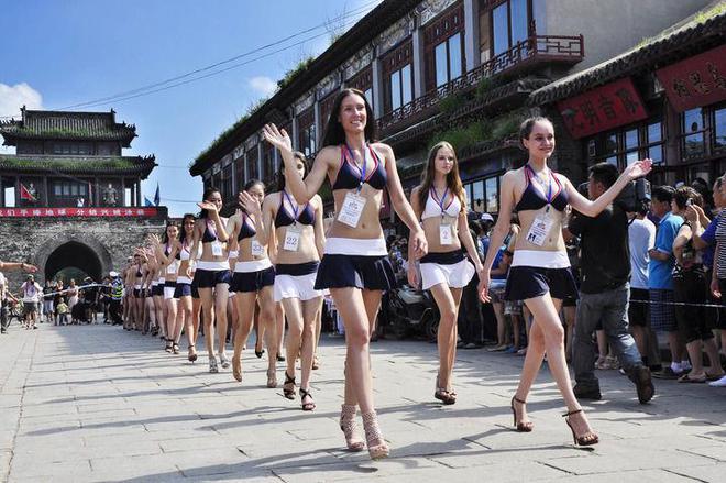 中国经济样本观察·县域样本篇丨东北一座海滨小城年均生产17亿件（套）泳装销全球(图1)