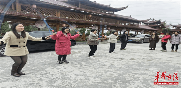 【竞芳华】绳舞春风 跃动巾帼 岩桥镇小学“三八”妇女节跳绳比赛欢乐举行(图1)