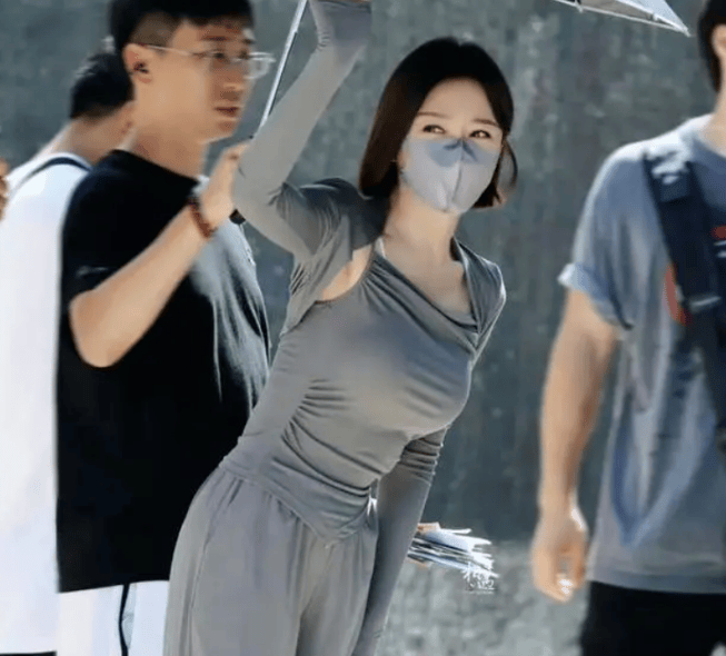 45岁秦岚穿运动装上班未婚未孕身材丰满性感休闲装穿出了紧身衣的效果(图1)