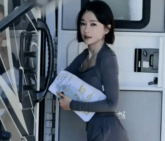 45岁秦岚穿运动装上班未婚未孕身材丰满性感休闲装穿出了紧身衣的效果(图3)