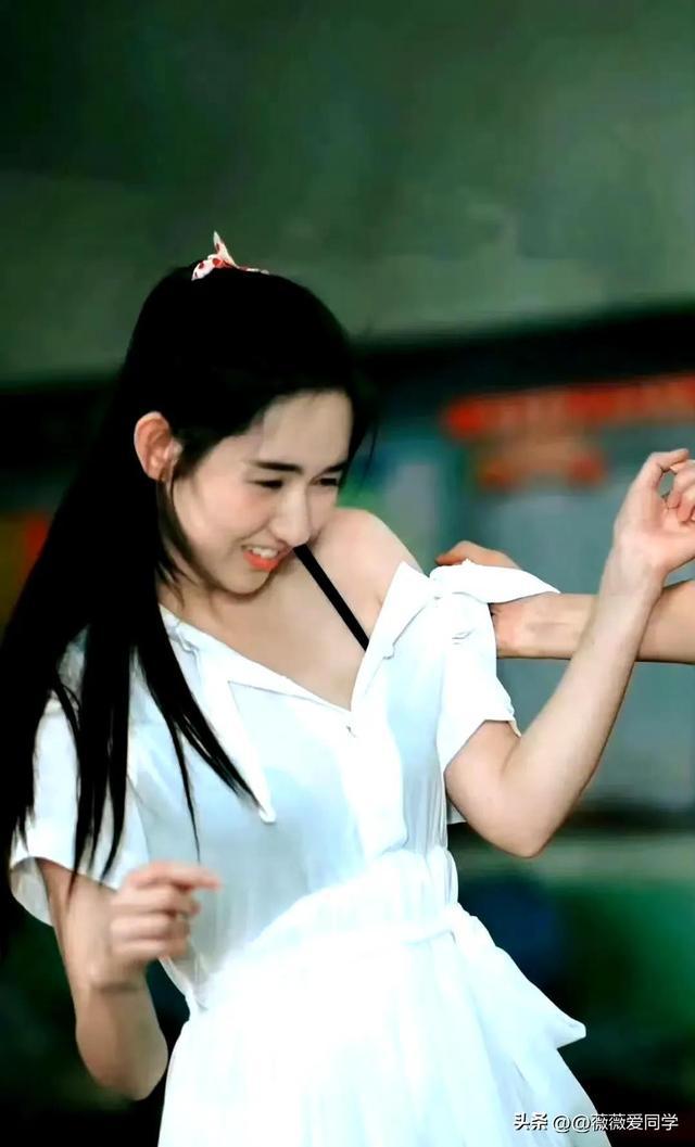 王玉雯内衣若隐若现校服成了透视装试问谁穿过这样的校服啊(图4)