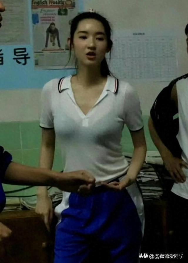 王玉雯内衣若隐若现校服成了透视装试问谁穿过这样的校服啊(图2)
