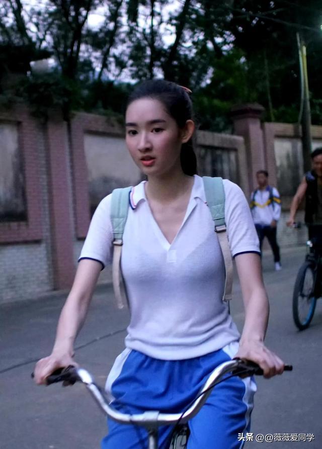 王玉雯内衣若隐若现校服成了透视装试问谁穿过这样的校服啊(图5)