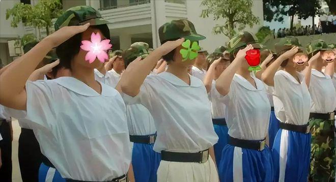 “我儿子不能穿这种裤”母亲吐槽校服影响发育儿子特征太明开元体育登录显(图7)