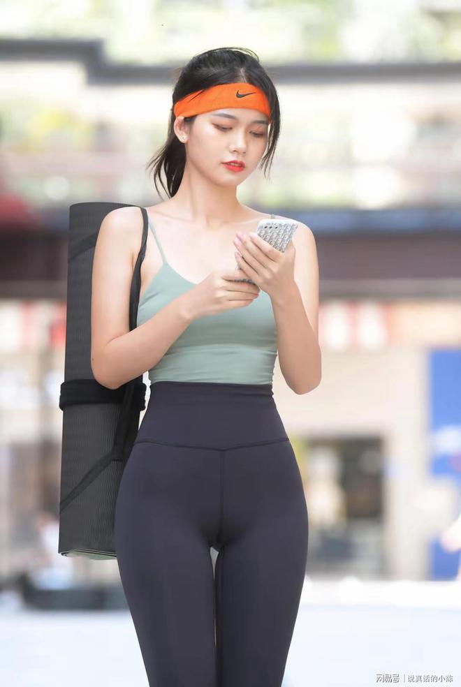 某网红穿瑜伽裤晒身材网友：新型擦边(图2)