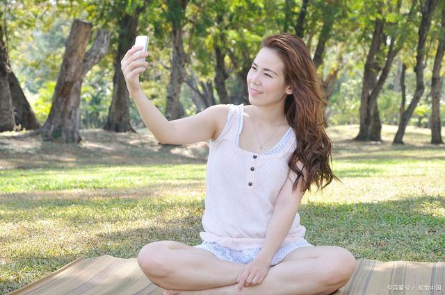 女人开元体育APP为什么约会爬山要穿裙子？(图2)